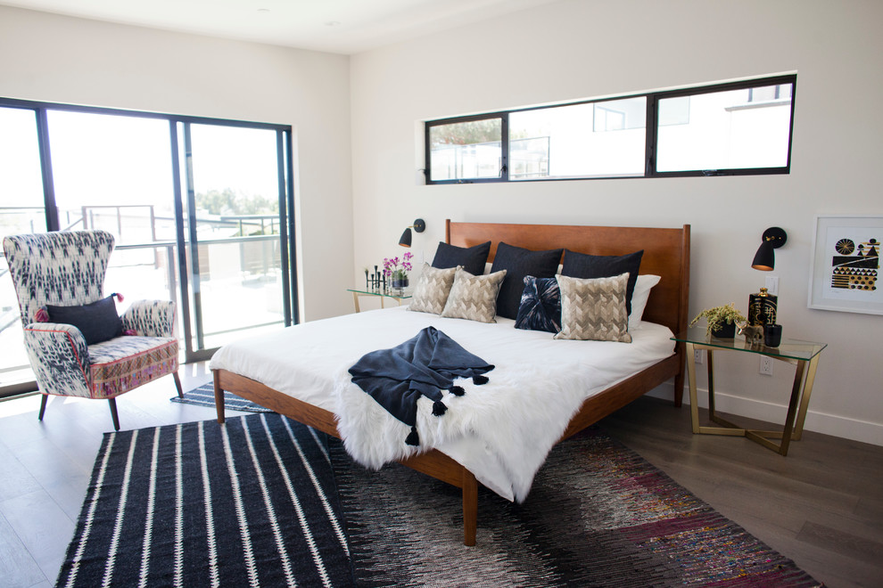 サンディエゴにある広いコンテンポラリースタイルのおしゃれな主寝室 (白い壁、暖炉なし、濃色無垢フローリング、照明) のレイアウト