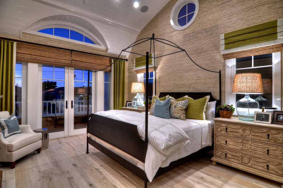Großes Modernes Hauptschlafzimmer ohne Kamin mit bunten Wänden, hellem Holzboden und braunem Boden in Orange County