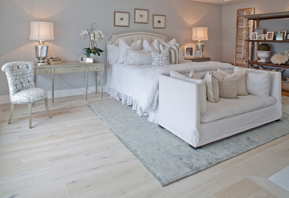 Стильный дизайн: большая хозяйская спальня в классическом стиле с серыми стенами, светлым паркетным полом и бежевым полом без камина - последний тренд