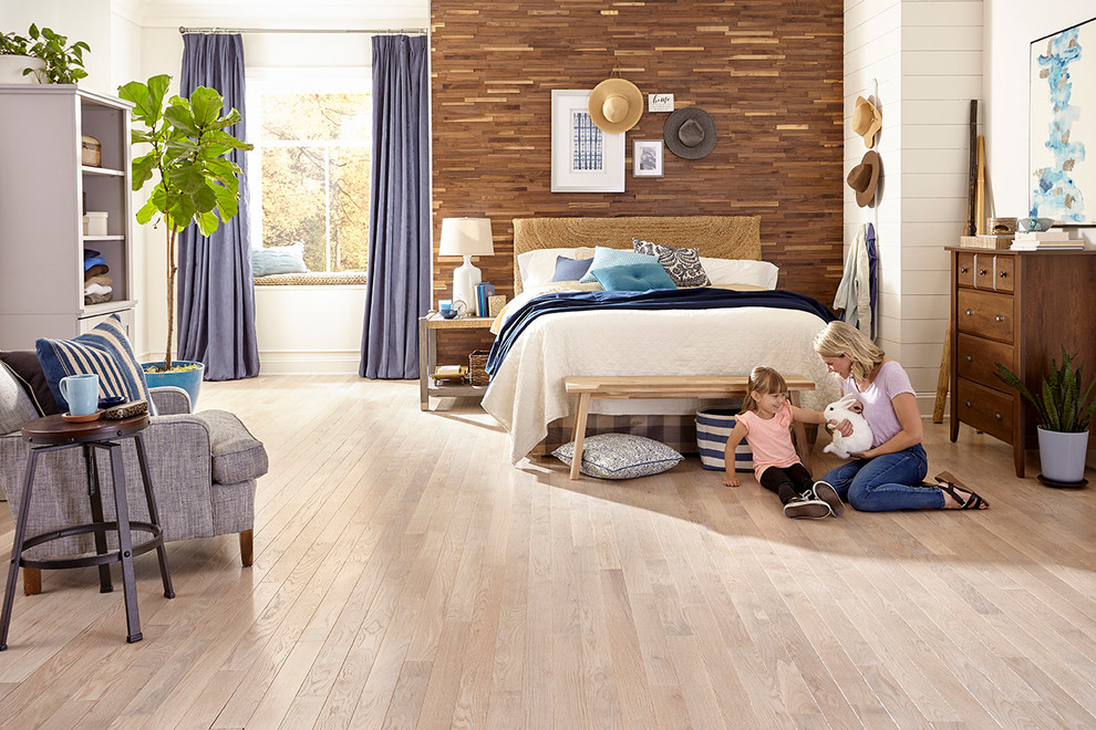 Uriges Schlafzimmer mit hellem Holzboden in Raleigh