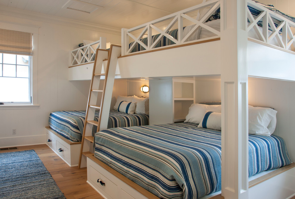 サンディエゴにあるビーチスタイルのおしゃれな寝室 (白い壁、無垢フローリング、茶色い床)