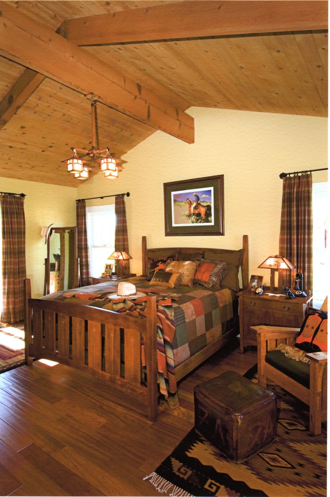 Diseño de dormitorio tipo loft rústico de tamaño medio sin chimenea con suelo de madera oscura