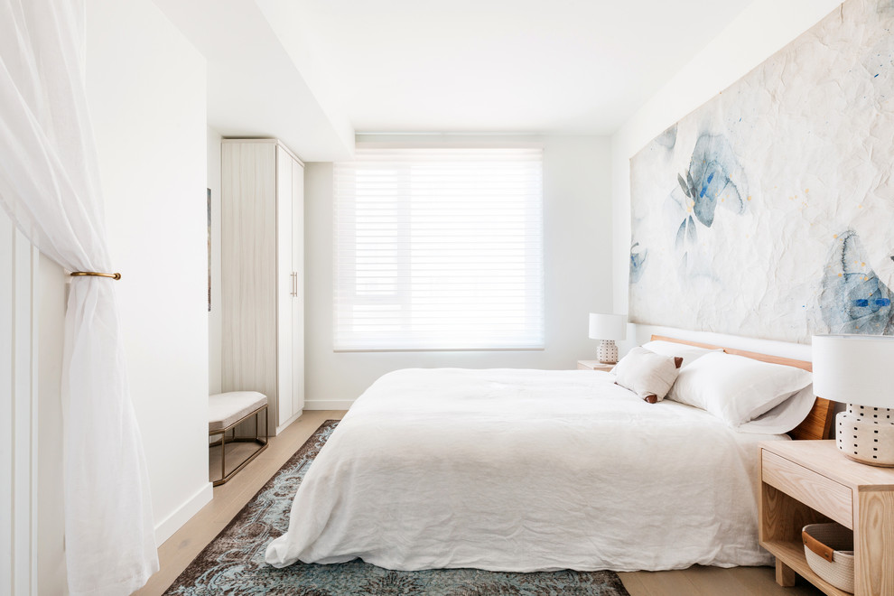 Imagen de dormitorio principal contemporáneo de tamaño medio sin chimenea con paredes blancas, suelo de madera en tonos medios y suelo gris