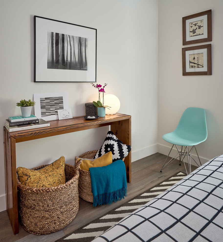 Diseño de habitación de invitados contemporánea pequeña con paredes blancas, suelo de madera en tonos medios y suelo marrón