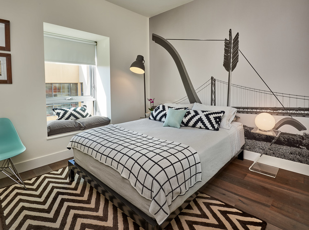 Esempio di una piccola camera da letto design con pareti bianche, pavimento marrone e parquet scuro