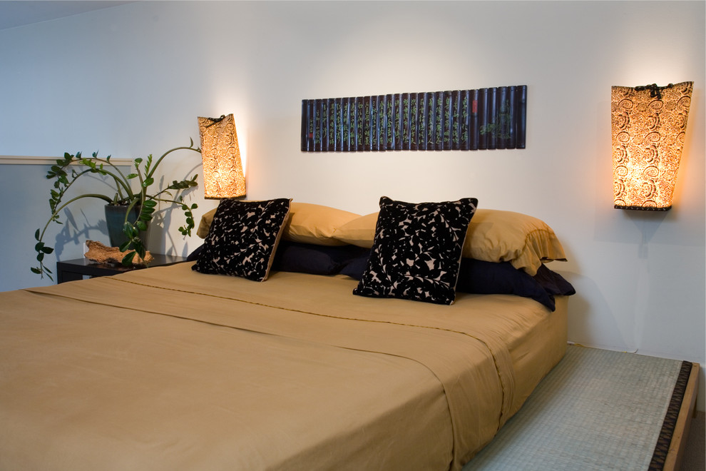 Diseño de dormitorio principal asiático de tamaño medio sin chimenea con paredes blancas y moqueta