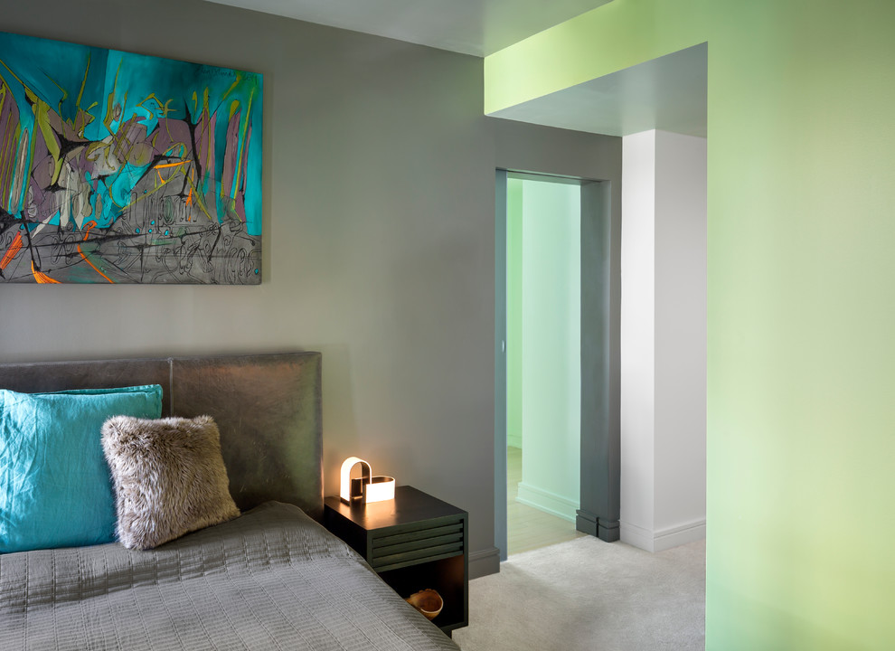 Cette photo montre une chambre tendance de taille moyenne avec un mur multicolore.