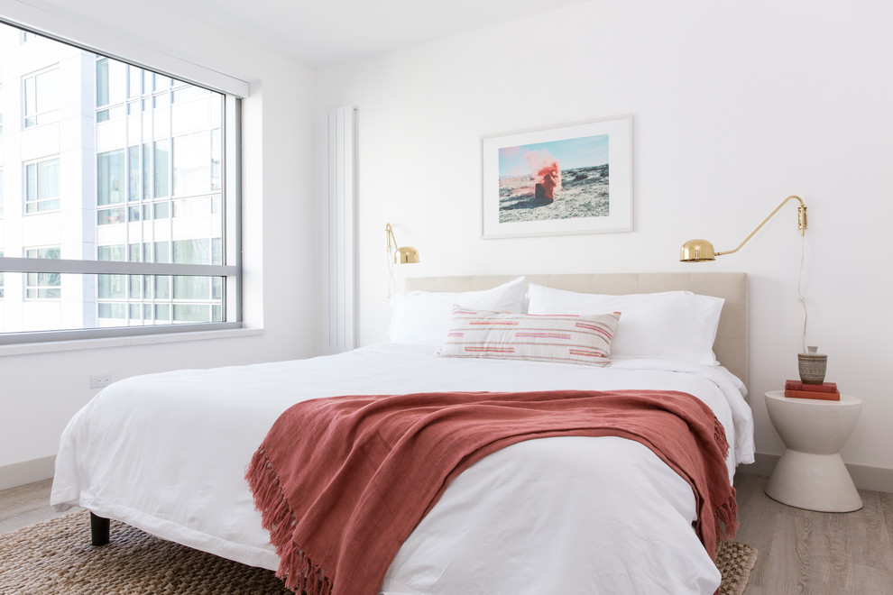 サンフランシスコにある中くらいな北欧スタイルのおしゃれな主寝室 (白い壁、淡色無垢フローリング、暖炉なし)