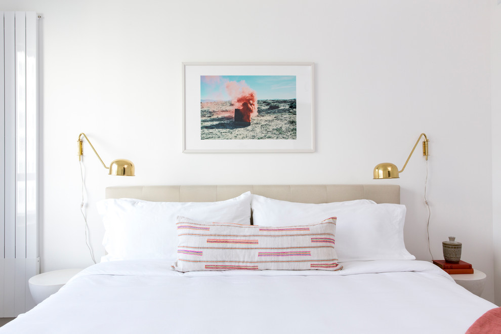 На фото: спальня среднего размера в скандинавском стиле с белыми стенами и светлым паркетным полом с