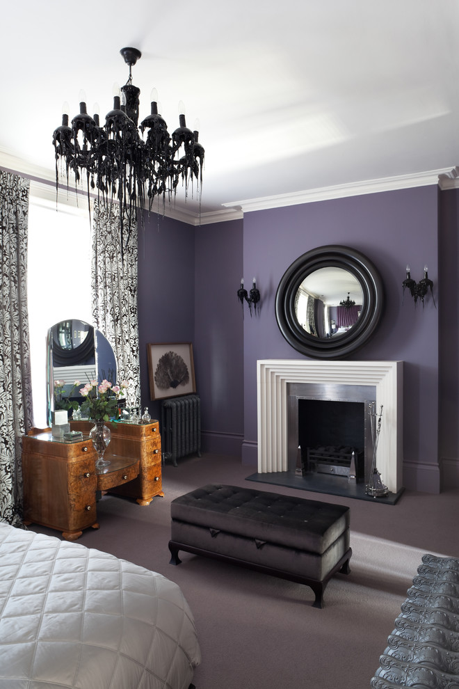 Diseño de dormitorio principal ecléctico de tamaño medio con paredes púrpuras, moqueta, todas las chimeneas, marco de chimenea de metal y suelo violeta
