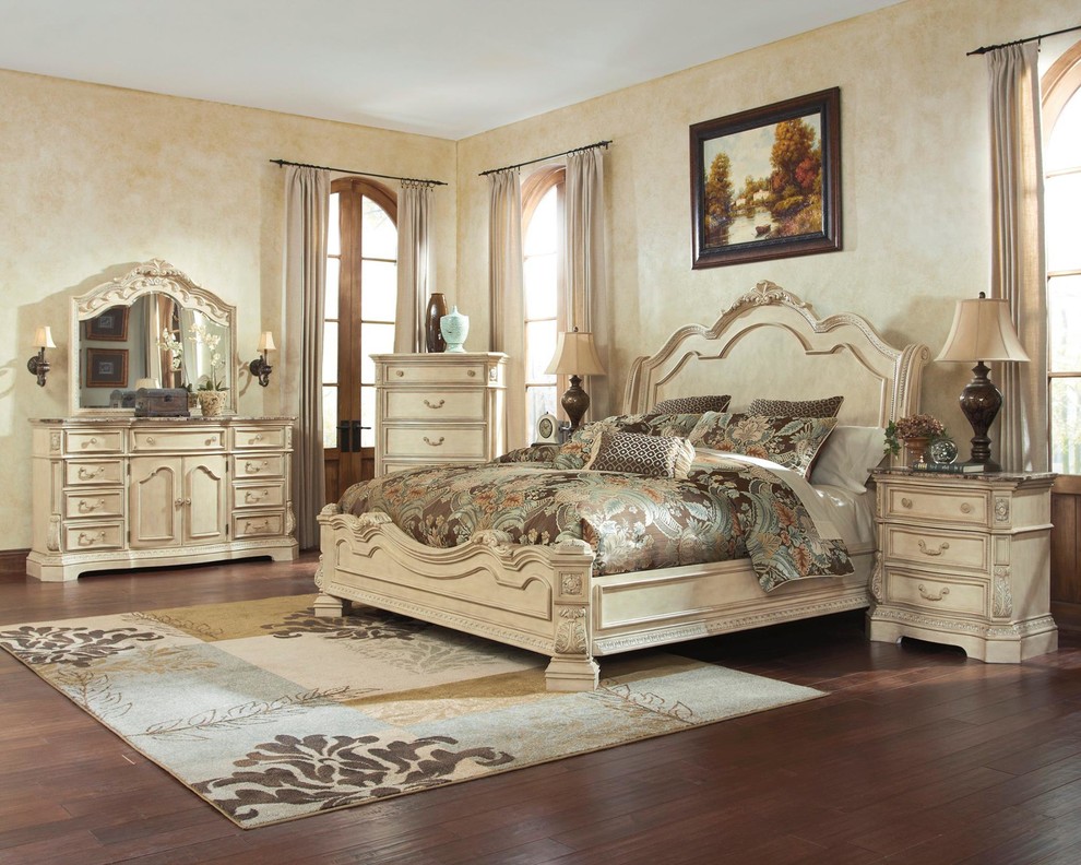 Cette image montre une grande chambre parentale vintage avec un mur beige et parquet foncé.