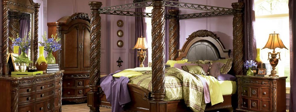 Cette photo montre une chambre rétro de taille moyenne avec un mur violet.