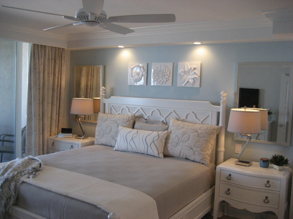 Foto de dormitorio principal actual grande con paredes azules