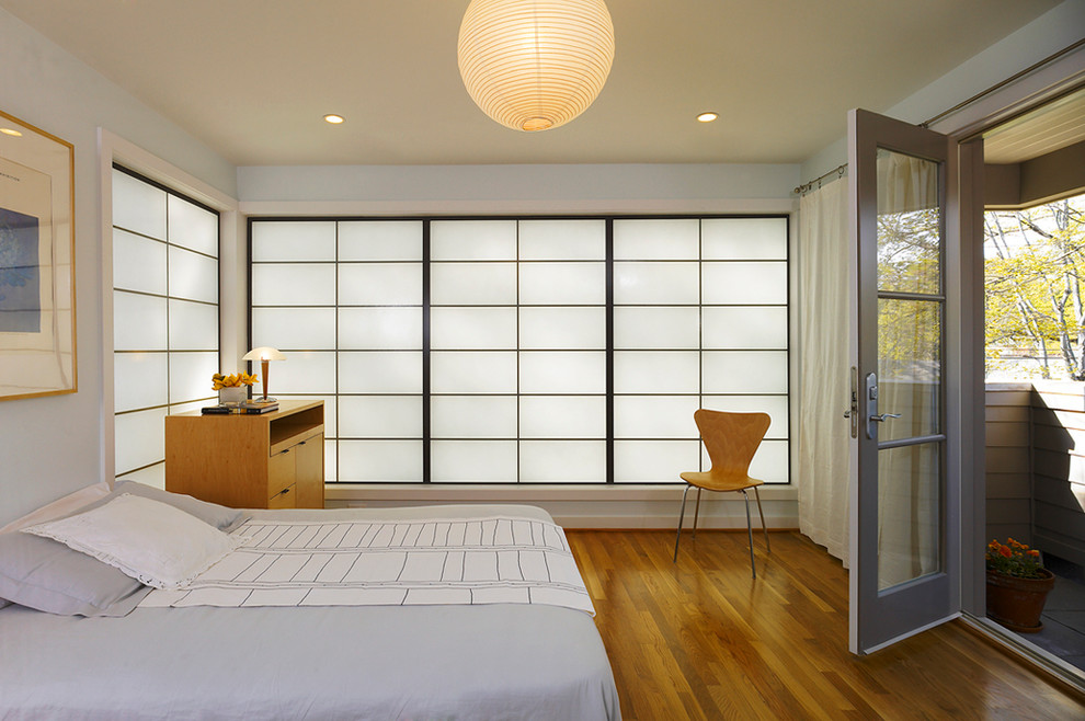 Mittelgroßes Modernes Hauptschlafzimmer ohne Kamin mit grauer Wandfarbe, braunem Holzboden und braunem Boden in Washington, D.C.