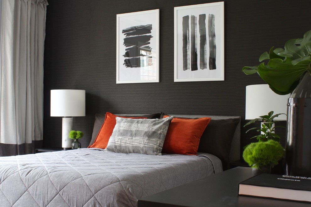 Modelo de dormitorio actual con paredes negras, suelo de madera oscura y suelo marrón