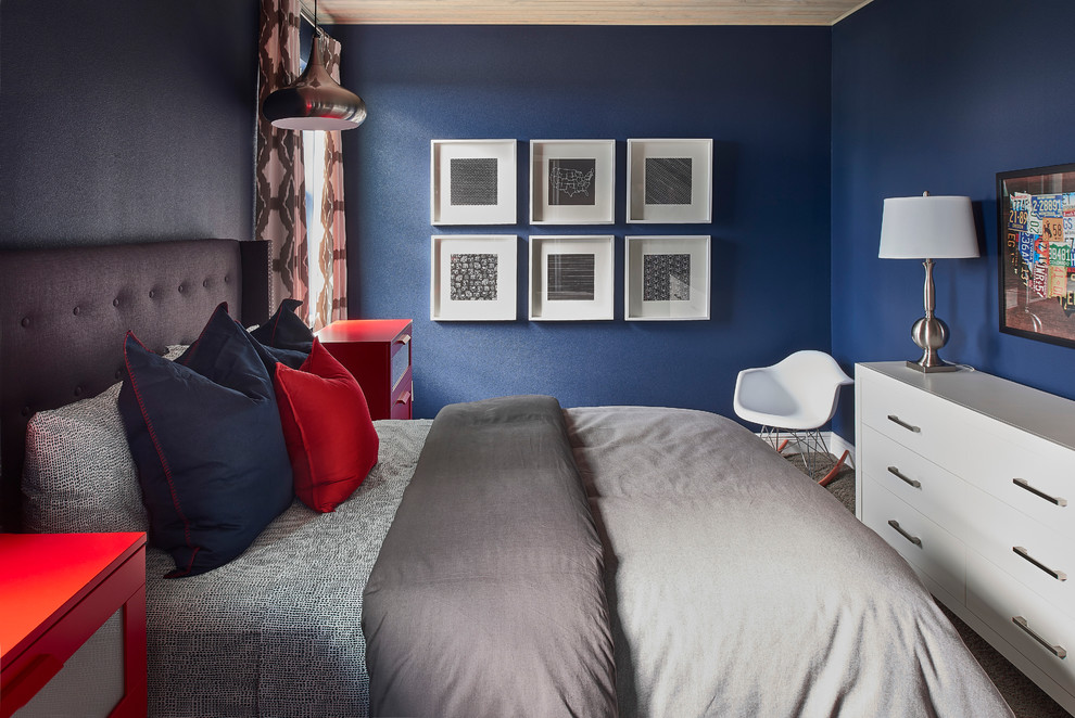 オーランドにあるトランジショナルスタイルのおしゃれな寝室 (青い壁)