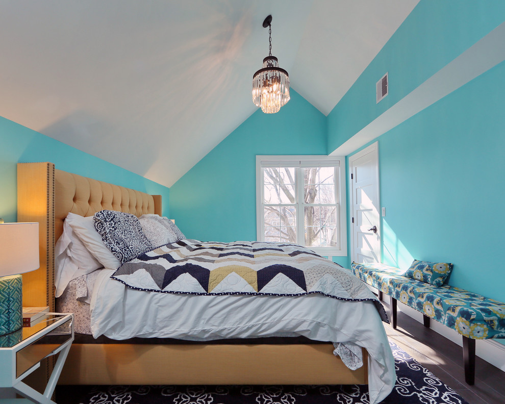 Idée de décoration pour une grande chambre parentale minimaliste avec un mur bleu, parquet clair et aucune cheminée.