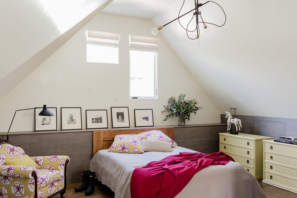 Foto de habitación de invitados tradicional renovada de tamaño medio con paredes blancas, suelo de madera oscura, suelo marrón y techo inclinado