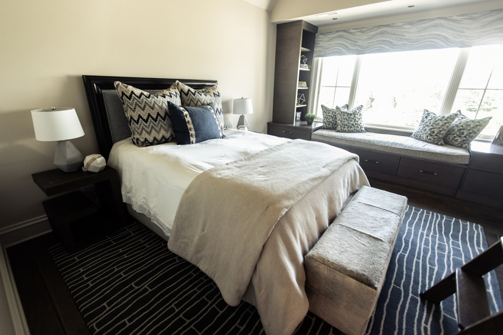 Foto di una grande camera da letto tradizionale con pareti beige, pavimento in legno massello medio e pavimento marrone