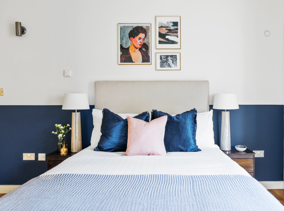 Пример оригинального дизайна: спальня в современном стиле с синими стенами
