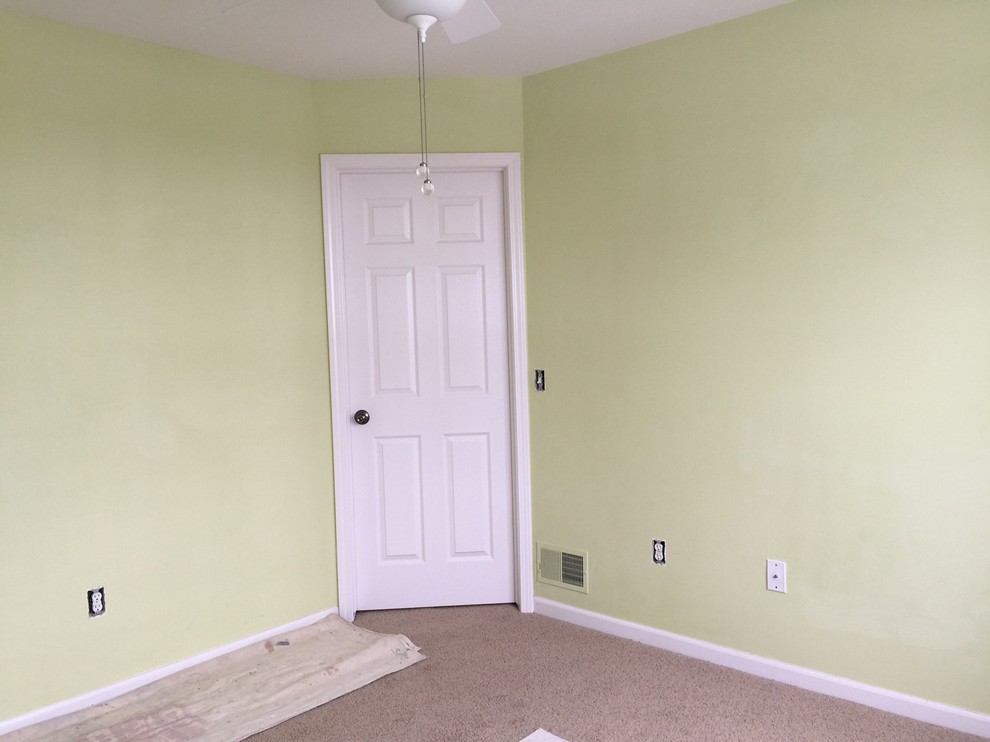 Foto de dormitorio minimalista con paredes grises y moqueta