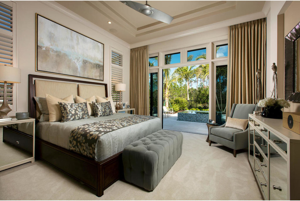 Klassisches Hauptschlafzimmer mit weißer Wandfarbe, Teppichboden und beigem Boden in Miami