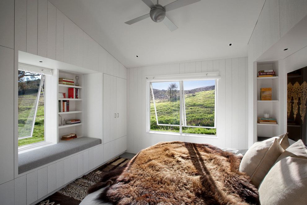 Imagen de dormitorio campestre con paredes blancas