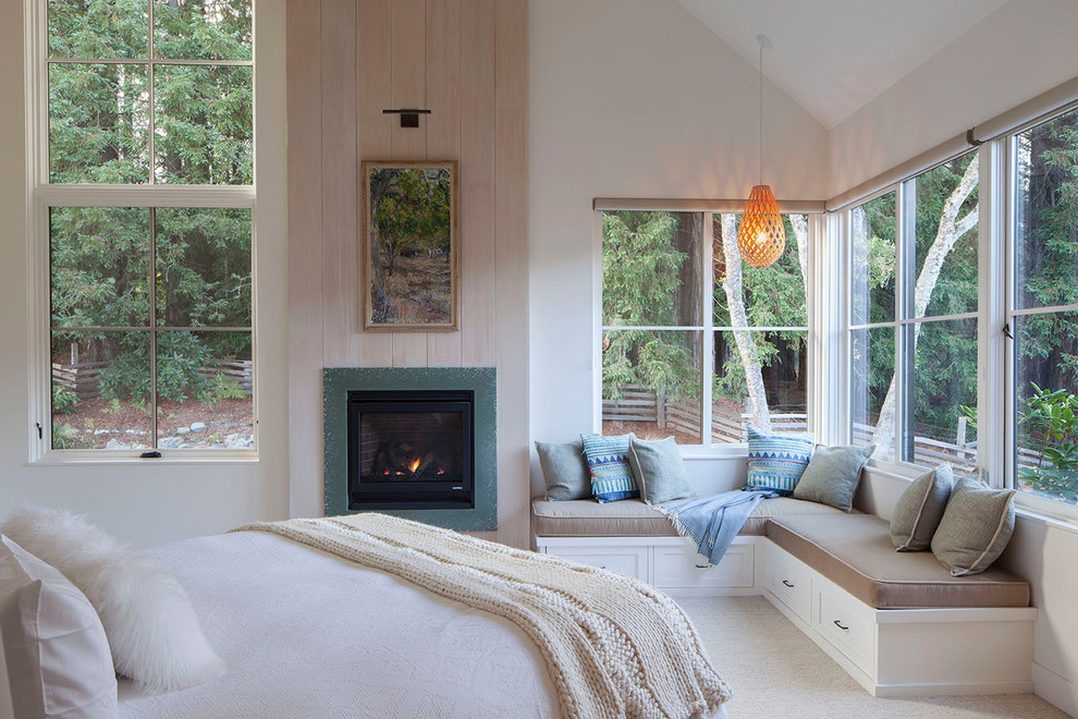 Landhaus Schlafzimmer mit Teppichboden und grauem Boden in San Francisco