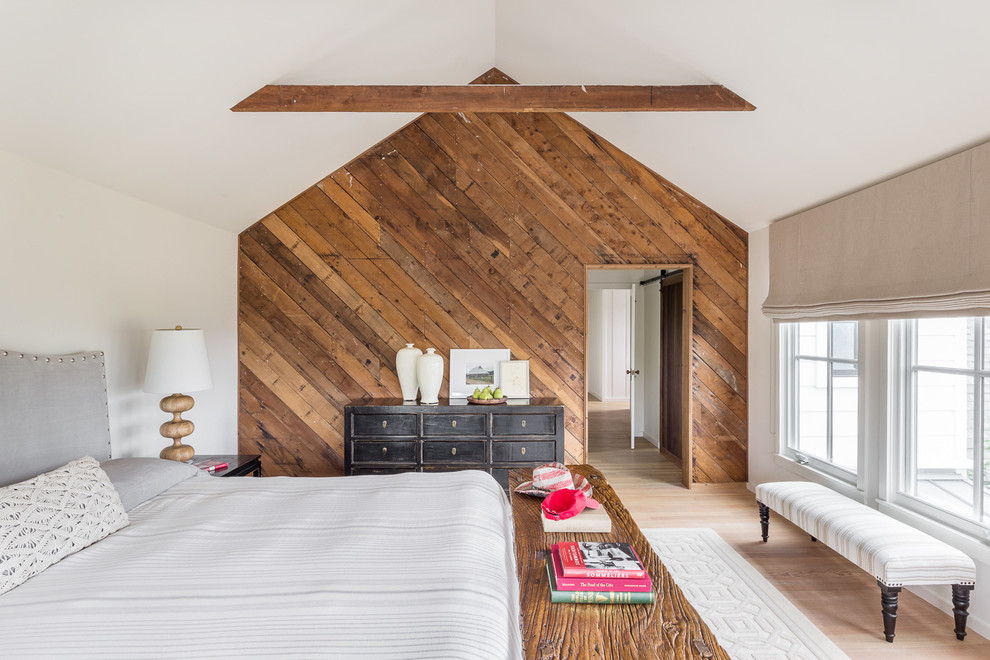 Landhausstil Schlafzimmer mit weißer Wandfarbe, hellem Holzboden, Kamin und beigem Boden in San Francisco