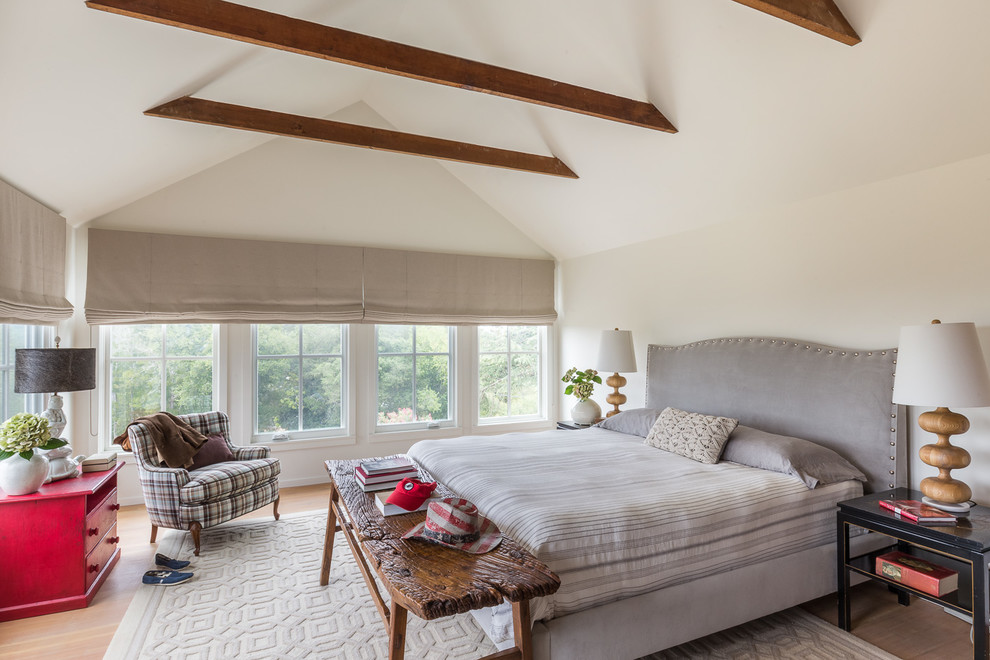 Country Schlafzimmer ohne Kamin mit weißer Wandfarbe, hellem Holzboden und beigem Boden in San Francisco
