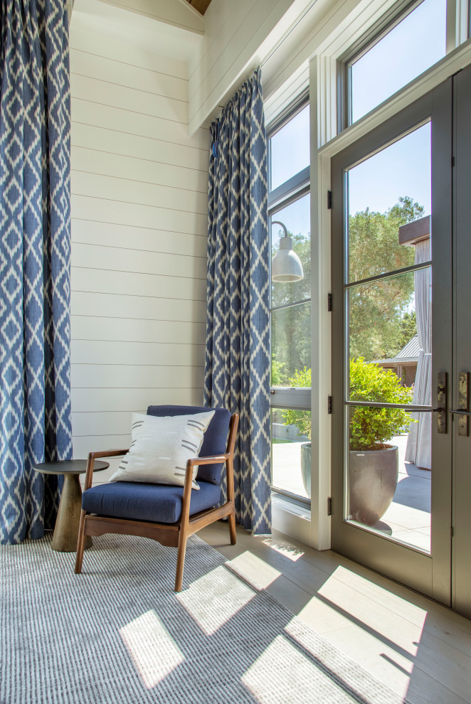 Ejemplo de habitación de invitados minimalista grande con paredes blancas, suelo de madera en tonos medios y suelo gris