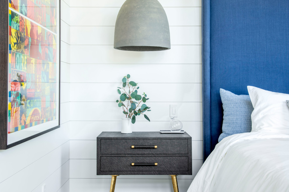 Imagen de habitación de invitados minimalista grande con paredes blancas, suelo de madera en tonos medios y suelo gris