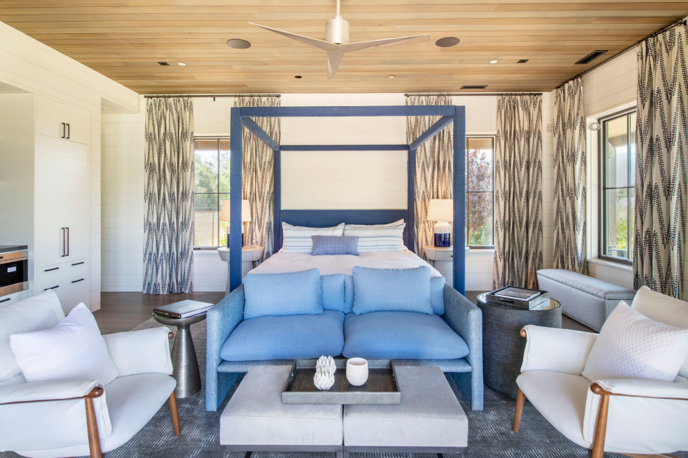 Diseño de habitación de invitados minimalista grande con paredes blancas, suelo de madera en tonos medios y suelo gris