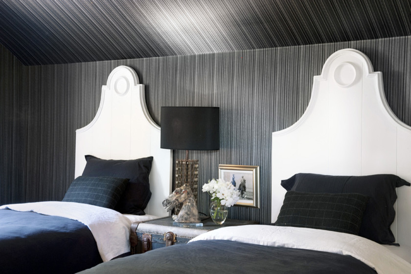 Ejemplo de habitación de invitados actual de tamaño medio sin chimenea con paredes grises y moqueta
