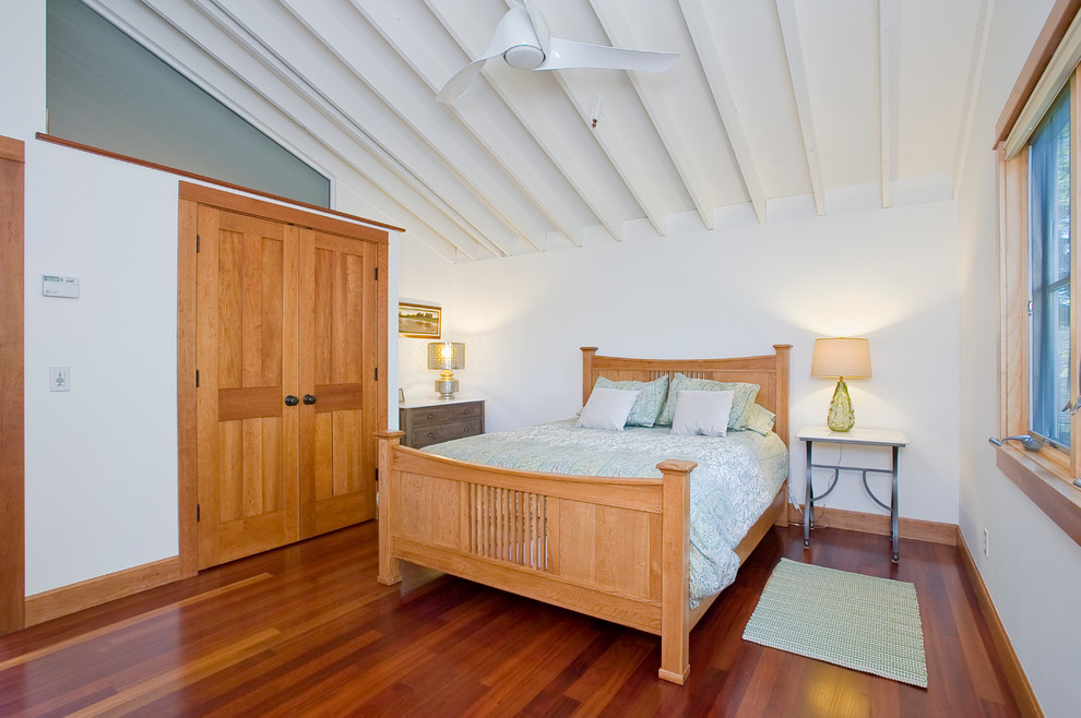Mittelgroßes Modernes Gästezimmer mit weißer Wandfarbe und braunem Holzboden in San Francisco