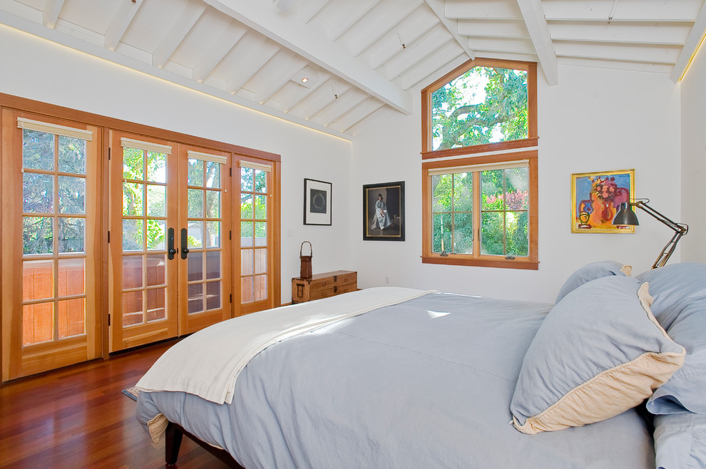 サンフランシスコにあるコンテンポラリースタイルのおしゃれな寝室 (白い壁)
