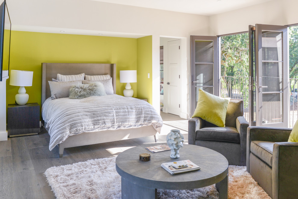 Aménagement d'une chambre contemporaine avec un mur vert, parquet foncé et un sol marron.
