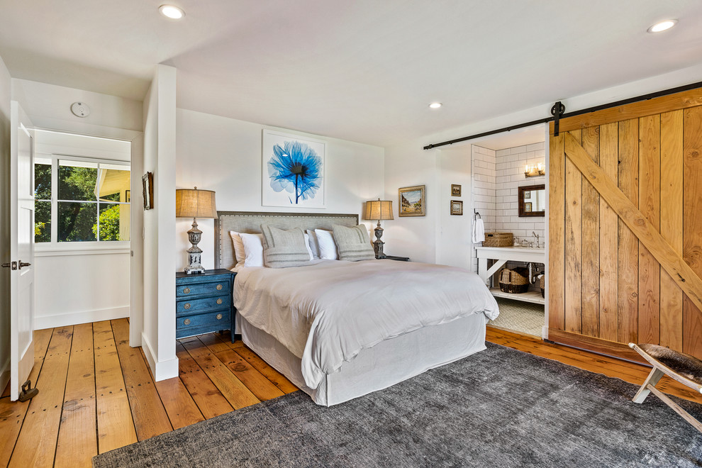 Источник вдохновения для домашнего уюта: хозяйская спальня в стиле кантри с белыми стенами и паркетным полом среднего тона