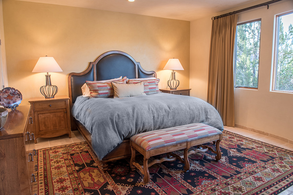 Foto de habitación de invitados mediterránea de tamaño medio con paredes beige y suelo de baldosas de cerámica