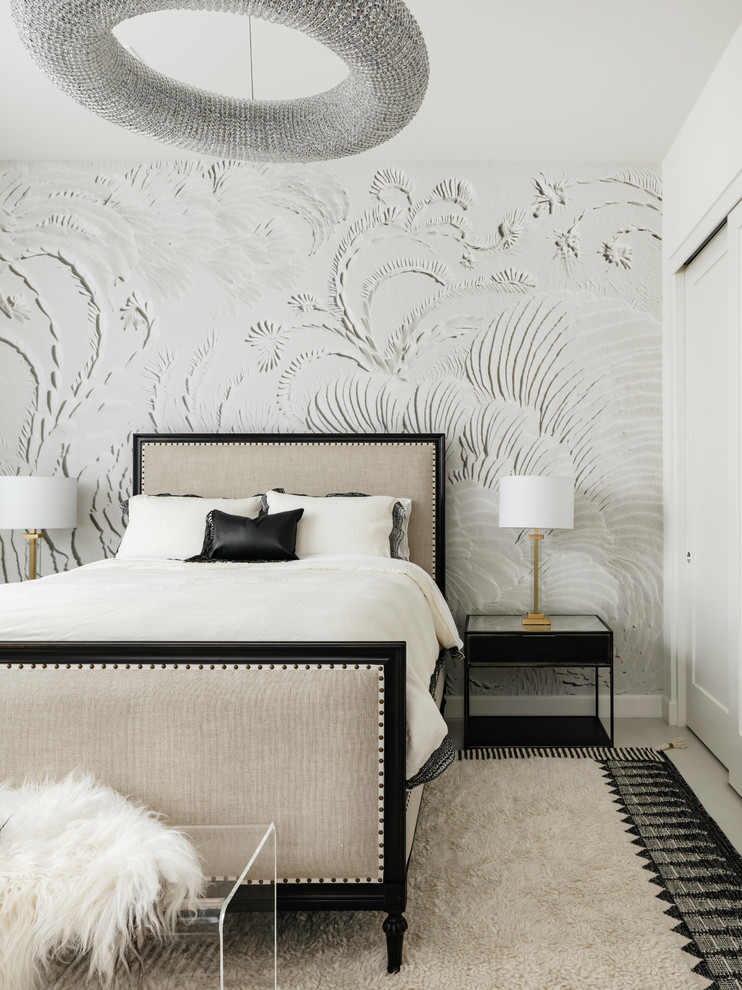 Idée de décoration pour une grande chambre d'amis design avec un mur blanc, parquet clair, aucune cheminée et un sol beige.