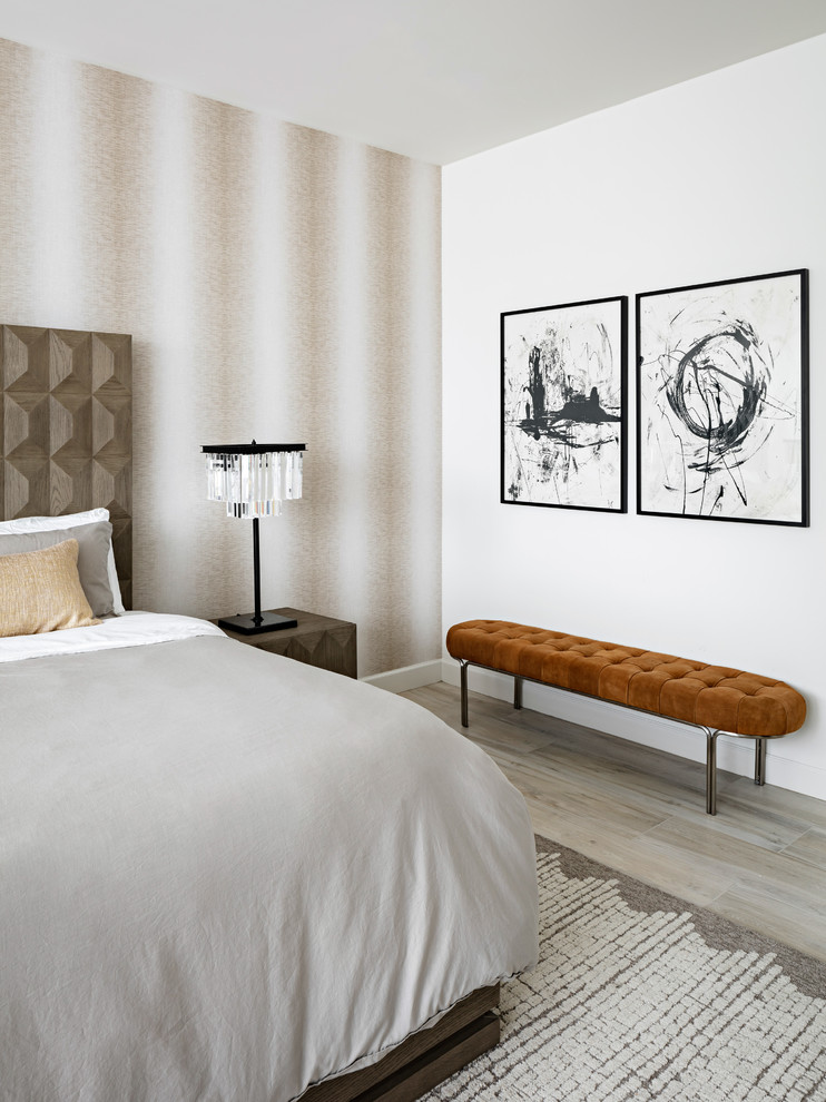 Großes Modernes Hauptschlafzimmer ohne Kamin mit weißer Wandfarbe, hellem Holzboden und beigem Boden in Phoenix