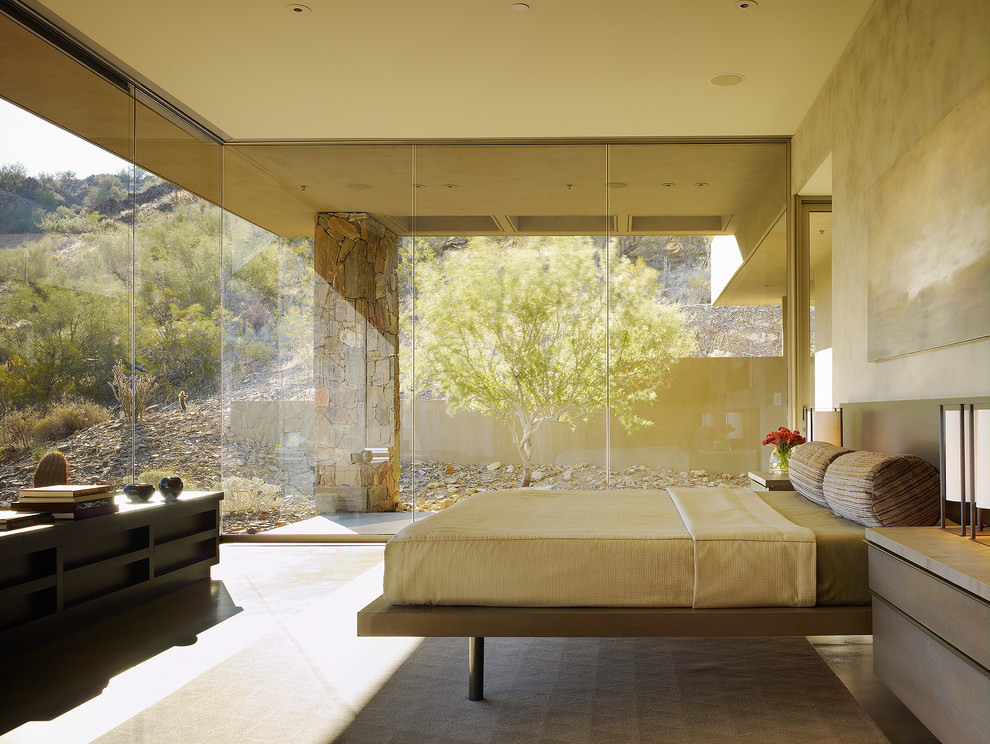 Immagine di una camera da letto minimalista con pareti beige