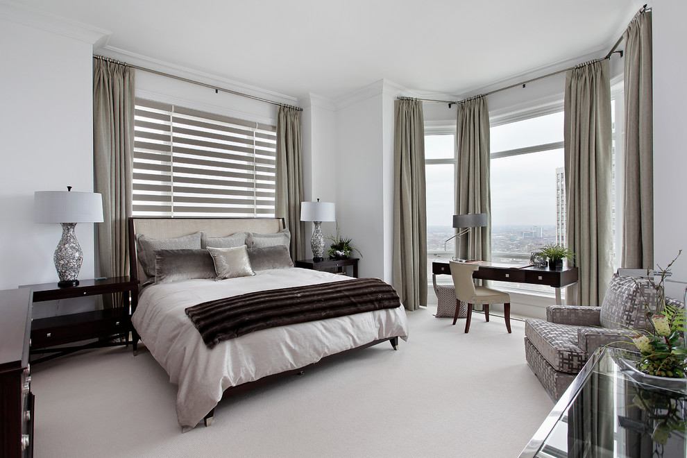 На фото: большая хозяйская спальня в современном стиле с белыми стенами, ковровым покрытием и белым полом