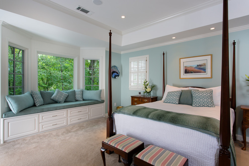 Идея дизайна: большая хозяйская спальня в классическом стиле с синими стенами и ковровым покрытием без камина