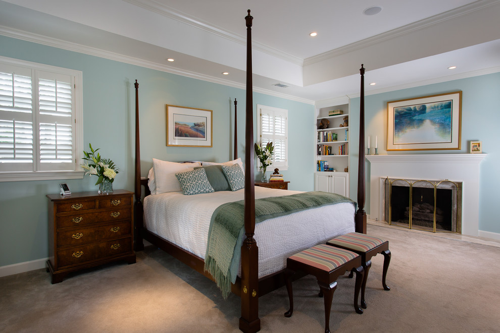 アトランタにある広いトラディショナルスタイルのおしゃれな主寝室 (青い壁、カーペット敷き、暖炉なし)