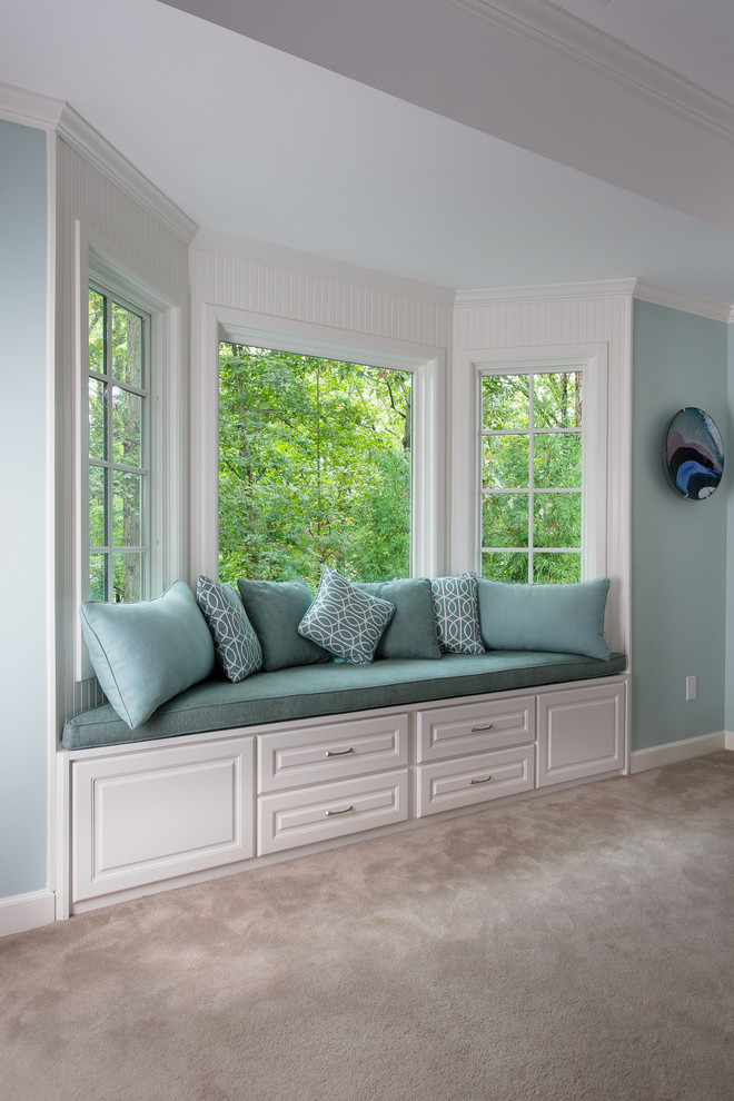 На фото: большая хозяйская спальня в классическом стиле с синими стенами и ковровым покрытием без камина