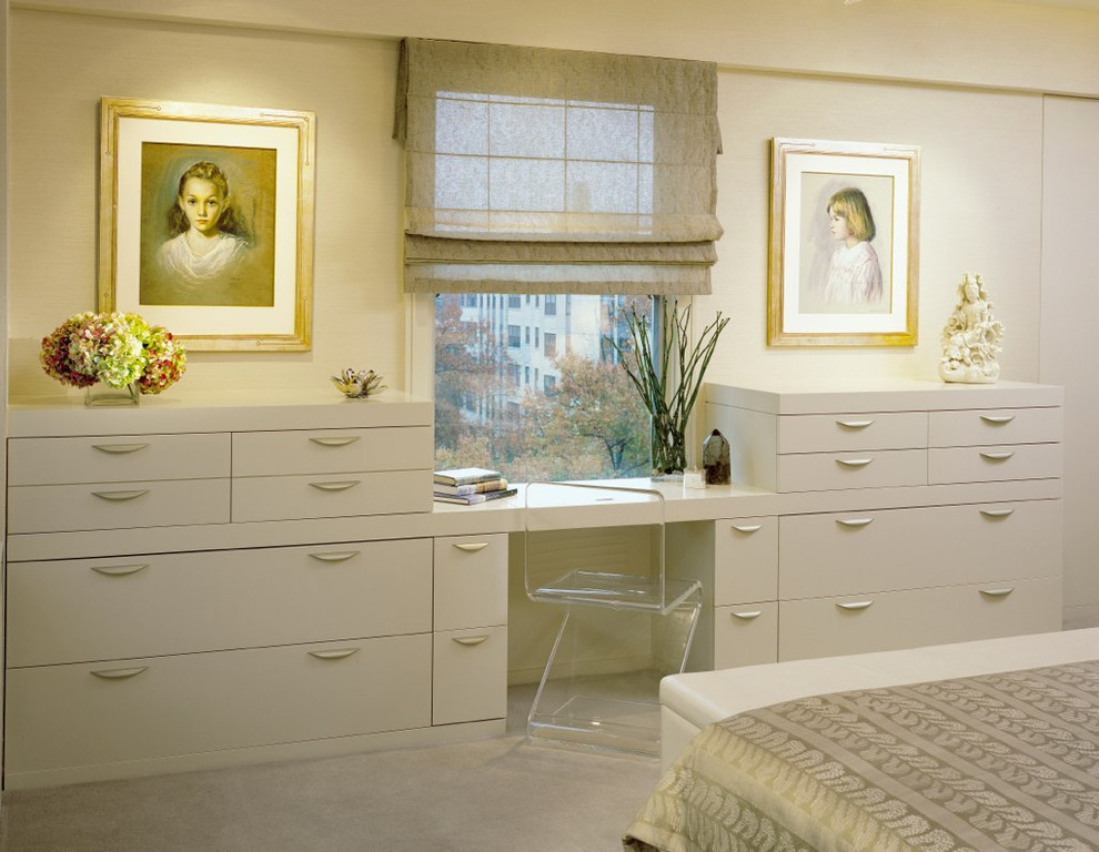 Esempio di una camera da letto minimal con pareti beige e moquette