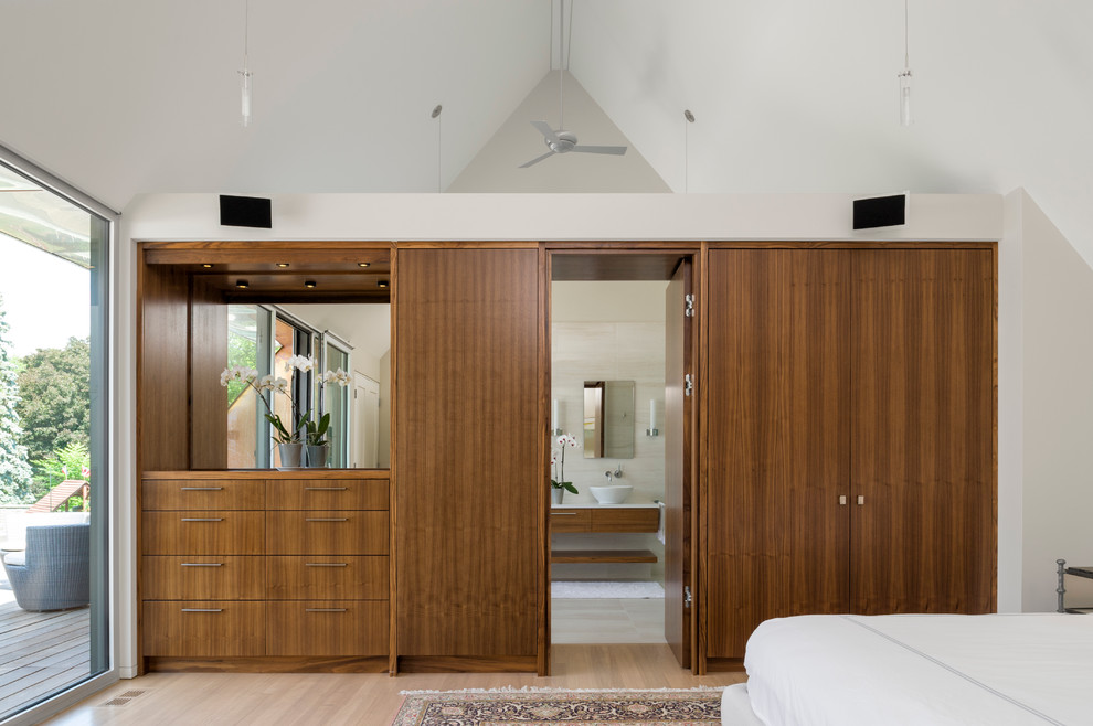 Diseño de habitación de invitados contemporánea grande sin chimenea con paredes blancas y suelo de madera clara