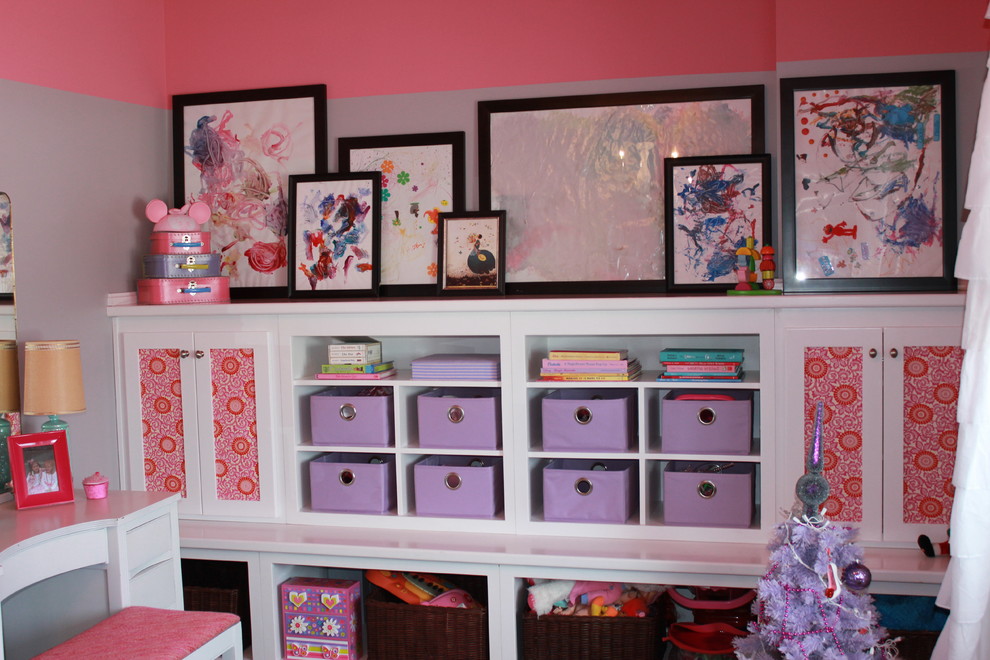 Mittelgroßes Modernes Schlafzimmer mit rosa Wandfarbe und Teppichboden in Kansas City