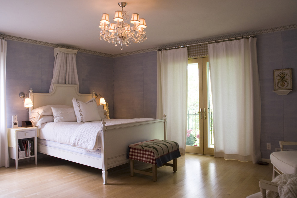 Идея дизайна: спальня в классическом стиле с синими стенами и светлым паркетным полом